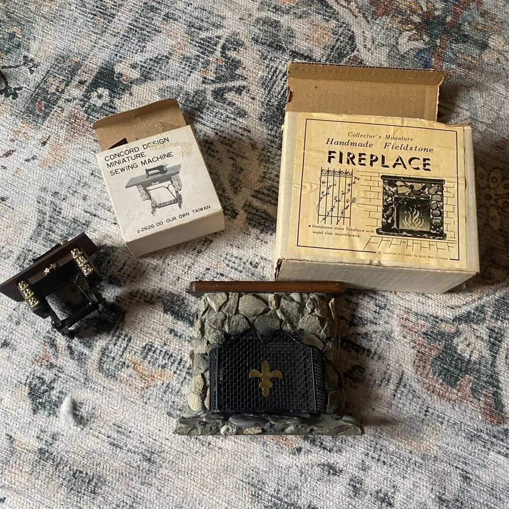 𝅺vintage Dollhouse sewing machine and fireplace